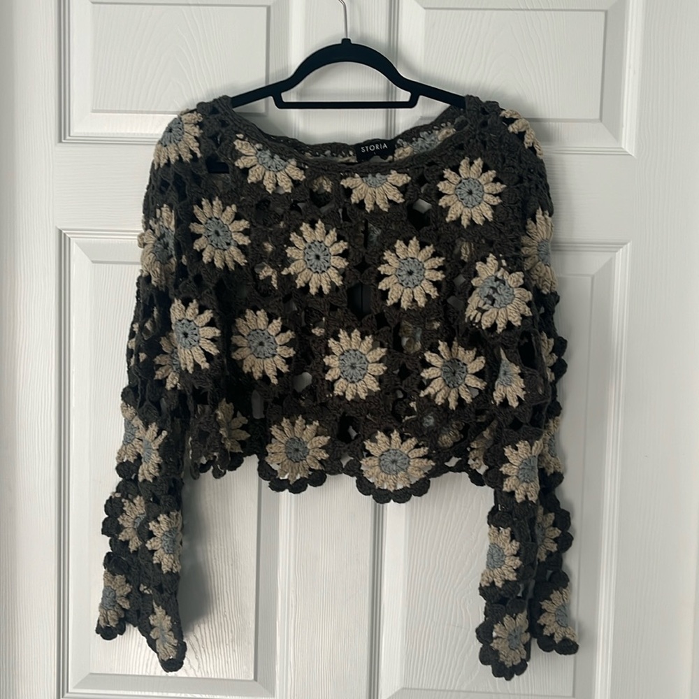 Storia Black Crochet Floral Crop Sweater with Cream and Gray Flowers